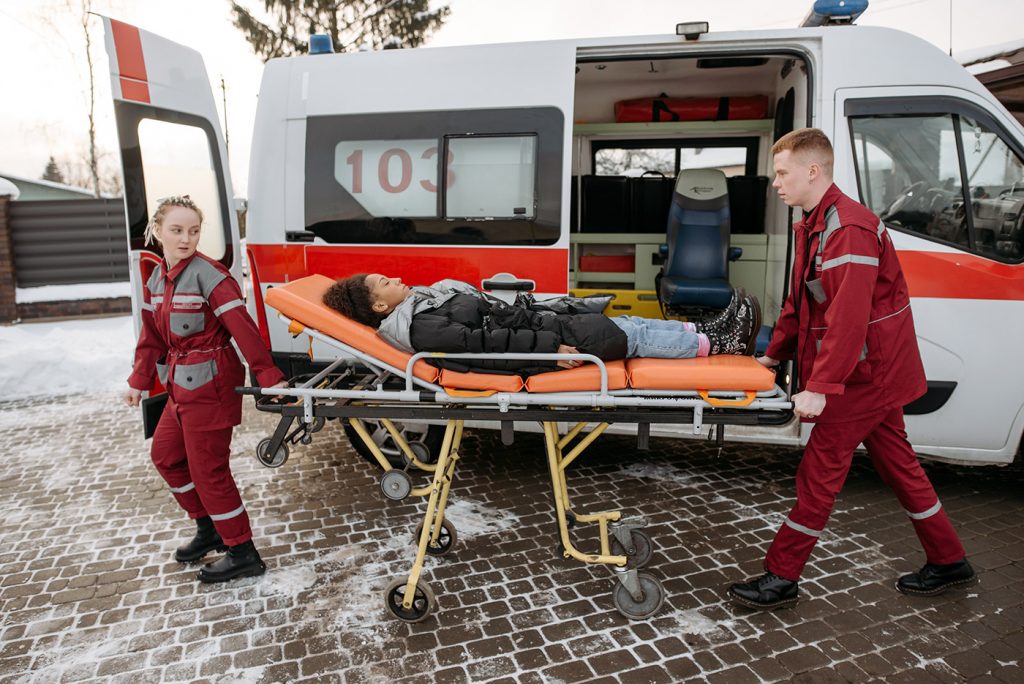 Rettung transportiert Verletzte Frau nach Unfall ab